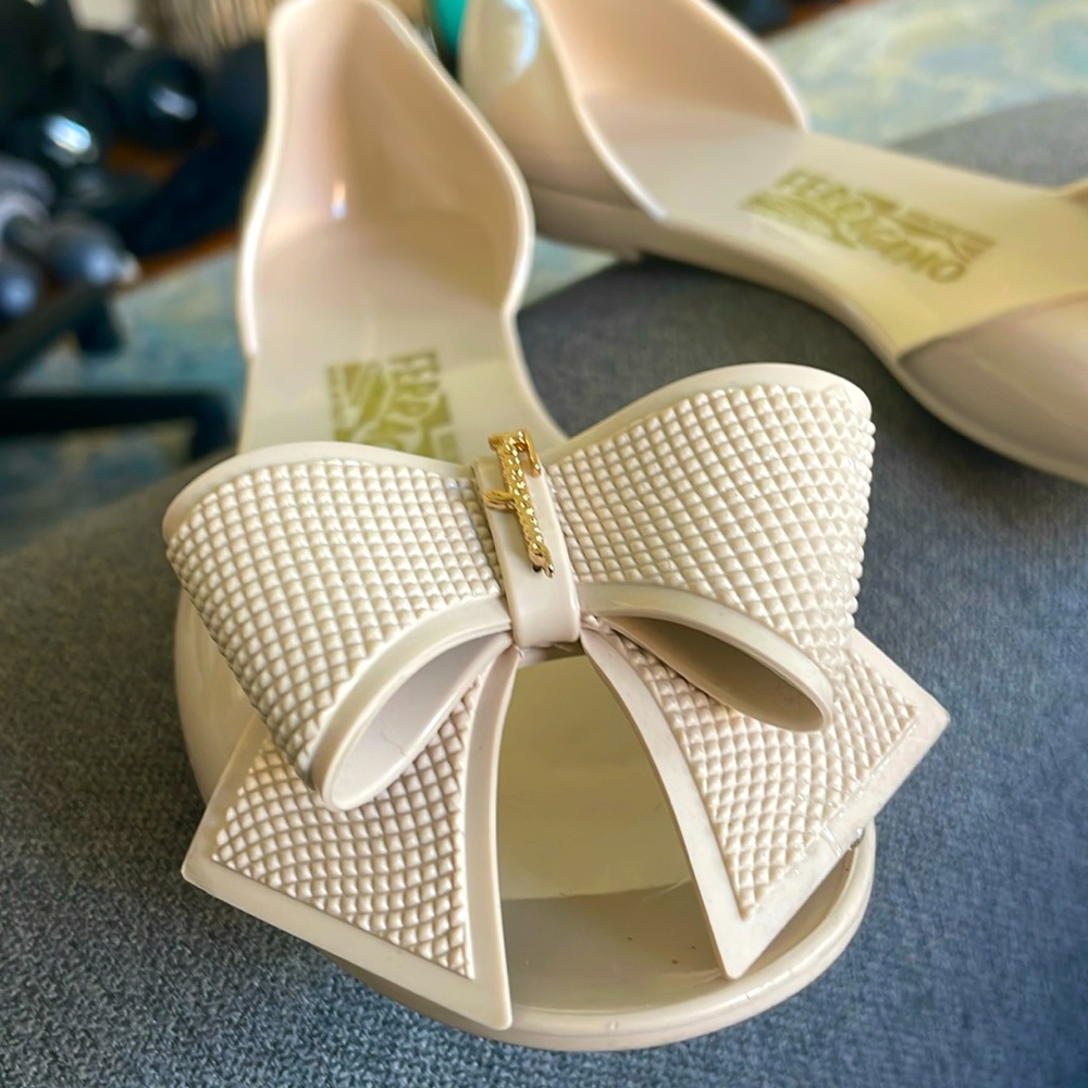 Salvatore Ferragamo rubber bow accent D’Orsay nude sandals in great condition